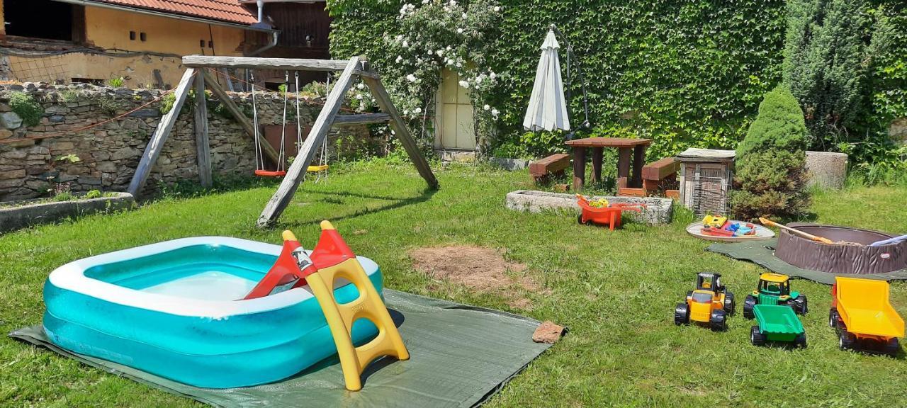 Podkrovi V Jihoceskem Statku Nemejice Luaran gambar