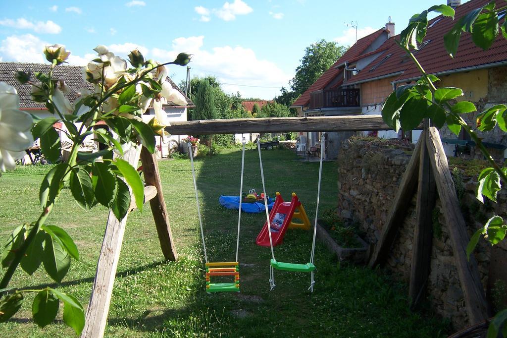 Podkrovi V Jihoceskem Statku Nemejice Luaran gambar